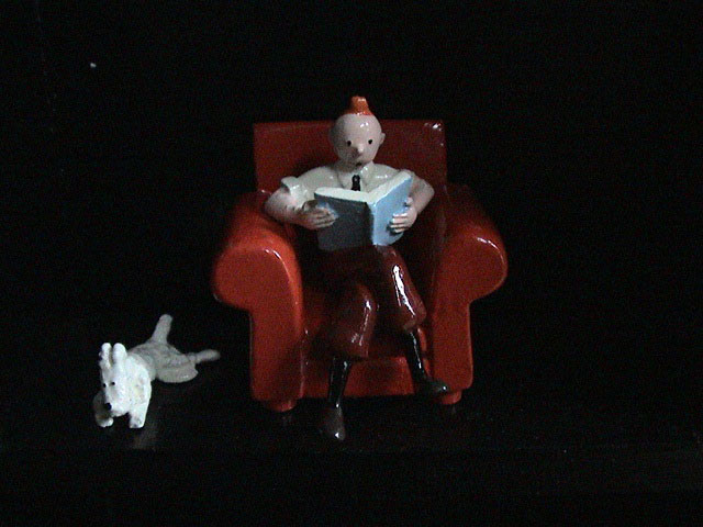 Tintin dans le fauteuil avec milou